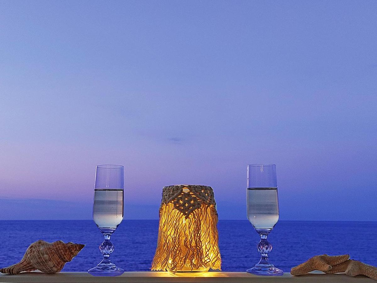 Amazing Beachfront Apartment In Hersonissos Kültér fotó